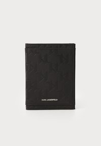 Portefeuille noir en tissu texturé avec un motif géométrique. Logo argenté à l'avant. Design compact et rectangulaire.