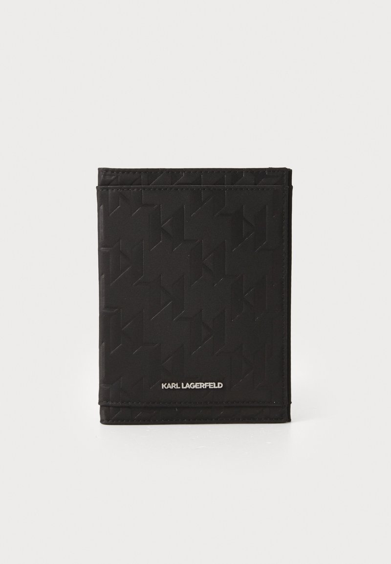 Portofel negru din material texturat, având un model geometric. Logo argintiu pe față. Design compact, rectangular.