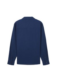 Camicia a maniche lunghe blu navy realizzata in tessuto liscio, con colletto classico e polsini abbottonati, caratterizzata da un design semplice e non decorato.