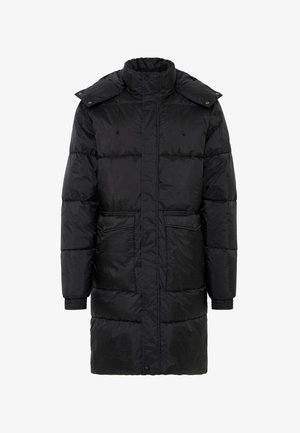 Melnā pufīgā virsjakā ar augstu apkakli, rāvējslēdzēju un pogu aizdari, divām priekšējām kabatām, ribotām aprocēm un nedaudz spīdīgu, quilted tekstūru.