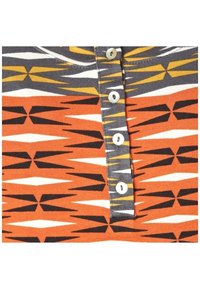 Monivärinen puuvillapaita, jossa on geometristen kuvioiden yhdistelmä oranssia, mustaa, valkoista ja keltaista. Sisältää viisi valkoista nappia harmaalla napitusalueella.