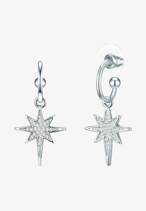 Zilveren stervormige oorbellen met een gestructureerd oppervlak, voorzien van heldere kristallen ingebed in een sterpatroon, en een lusontwerp voor de sluiting.