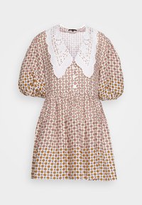 Robe courte fleurie avec manches bouffantes, grand col en dentelle blanche à festons, et boutons sur le devant, présentant un motif rose, orange et marron sur tissu blanc.