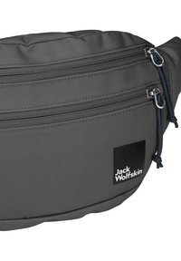 La cintura in tessuto grigio presenta diversi scomparti con zip, una texture liscia e un'etichetta nera con il logo di Jack Wolfskin.