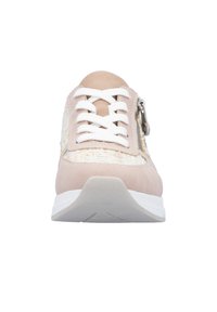 Sneaker rosa chiaro con lacci bianchi, tomaia in suede morbido, accenti tessuti strutturati, dettaglio con zip argentata e suola in gomma bianca.