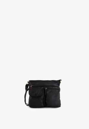 Schwarze Leder-Umhängetasche mit mehreren Reißverschluss- und Klapptaschen, verstellbarem Schulterriemen und messingfarbenen Beschlägen auf weißem Hintergrund.