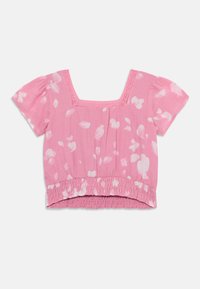 Blouse rose avec des manches courtes bouffantes, présentant un décolleté carré, un motif floral et un ourlet élastiqué. Fabriquée dans un tissu léger et texturé.