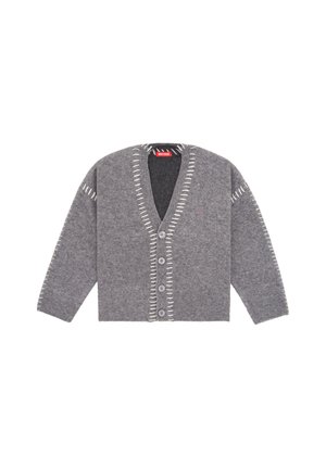 Cardigan en laine grise avec des détails de couture blanche sur les bords et les manches, quatre boutons sur le devant, et une étiquette rouge à l’intérieur du col.