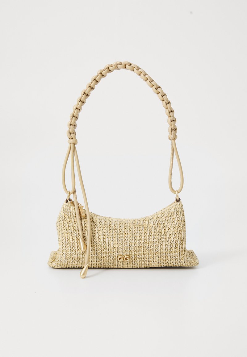 Υφαντή μπεζ τσάντα χειρός με υφή, διαθέτει πλεξούδα χερούλι και χρυσό τόνο αξεσουάρ. Ορθογώνιο σχήμα με επίπεδη βάση.