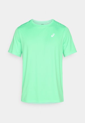 Jasnozielona sportowa koszulka z krótkim rękawem wykonana z gładkiego materiału; posiada okrągły dekolt i małe białe logo z przodu.