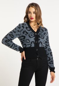 Leopardpræget cardigan i grå og sort, med en blød tekstur, v-hals, sort knaplukning og ribbede kanter og manchetter.
