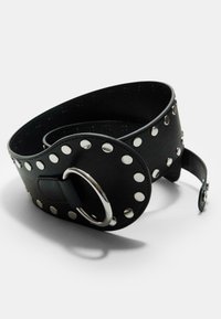 Zwarte leren riem met zilveren studs langs de rand, voorzien van een grote metalen D-ring gesp en een gladde textuur.