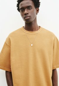 PULL&BEAR SHORT SLEEVE TEXTURED WEAVE - Tricou basic - mustard yellow