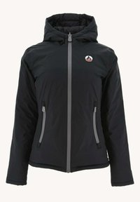 Veste noire isolée avec capuche, fermeture éclair grise et patch logo. Comprend deux poches latérales avec fermetures éclair et poignets élastiques.