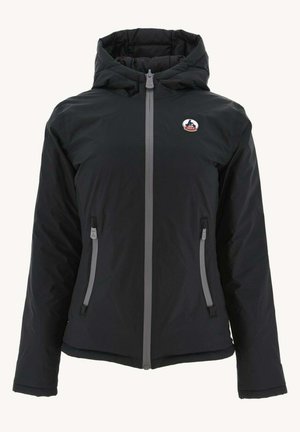 Veste noire isolée avec capuche, fermeture éclair grise et patch logo. Comprend deux poches latérales avec fermetures éclair et poignets élastiques.