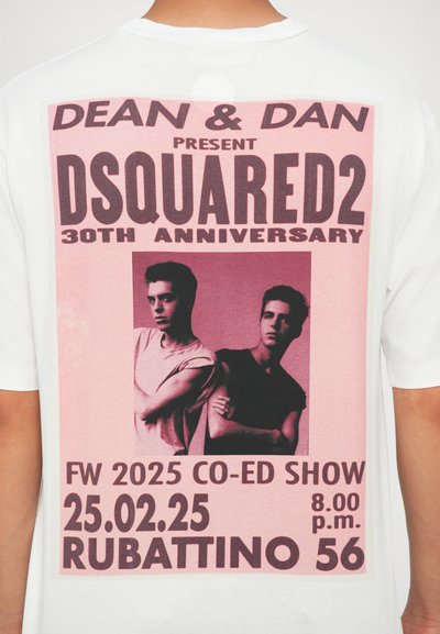 Camiseta blanca de algodón con un gran gráfico rosa en la parte de atrás que incluye el texto "30 aniversario de DSQUARED2" y dos figuras en blanco y negro.