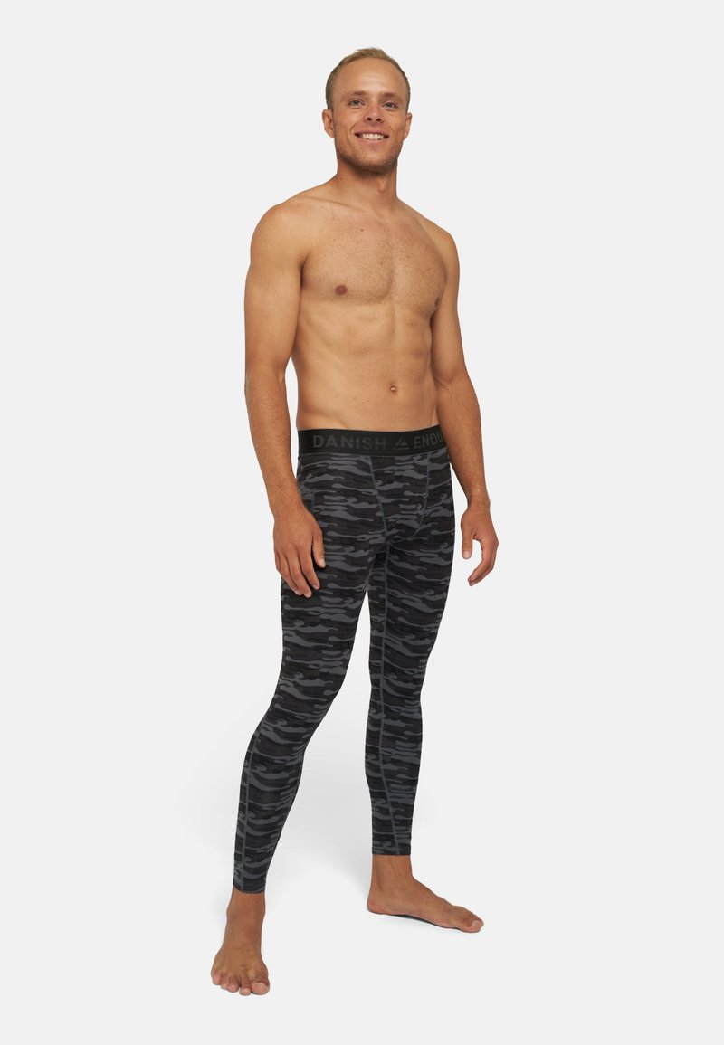 Legging noir camouflage avec une taille élastique portant le texte "DANISH". Conception ajustée avec une texture lisse et extensible.