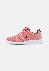 Roze mesh sport schoenen met een witte textuurlaar, voorzien van ronde veters en een zwarte accenten op de hiel en tong.