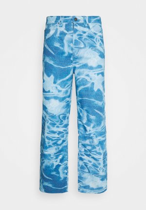 Jeans de denim azul claro con un patrón de agua en remolino, de talle alto y diseño recto, con cierre de botón en el frente y cinco bolsillos.