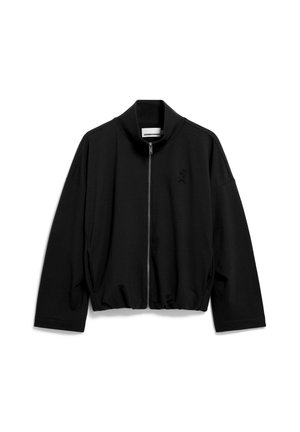 Schwarze Kapuzenjacke aus weichem Stoff. Verfügt über einen hohen Kragen, einen lockeren Schnitt und ein dezentes Logodesign auf der Brust.