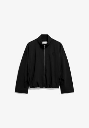 Schwarze Kapuzenjacke aus weichem Stoff. Verfügt über einen hohen Kragen, einen lockeren Schnitt und ein dezentes Logodesign auf der Brust.