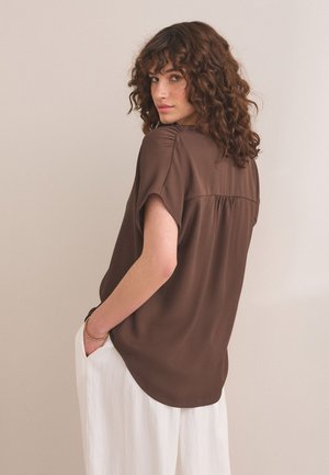 Next, REGULAR FIT - SHORT SLEEVE V-NECK BLOUSE  . - Bluse - chocolate brown