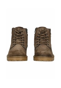 Stivali ankle in suede marrone con finitura testurizzata, sei occhielli metallici e lacci marroni. Presentano una suola in gomma beige e una cerniera laterale per una facile calzata.