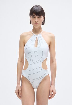 Bela enodelna kopalna obleka z okroglim vratnim delom na zavezovanje, odprtino v obliki ključavnice in stranskimi izrezi; ima nežno tiskano logotipno potisk na sprednji strani.