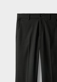 Melnas bikses ar gludu tekstūru, taisna kāja dizains, ar divām priekšējām kabatām un vienu pogu jostasvietā.