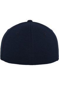 Căciulă de baseball de culoare albastru marin, cu o margine plată, fabricată din țesătură, având o construcție cu șase panouri și orificii de ventilație.