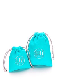 Tirkīzzilas auduma rotaslietu somiņas, viena liela un viena maza, ar aukliņu aizdari un sudraba akcentiem, uz kurām redzams "Elli WE ♥ JEWELS" logotips.