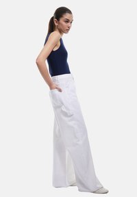 Koton WIDE - Vaqueros a campana - white