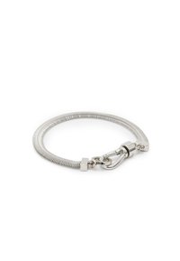 Bracciale in argento con un design flessibile e a coste. Presenta una chiusura rettangolare e un gancio a molla per un fissaggio sicuro.