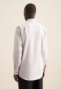 Lichtgrijze langärmige shirt met een gladde textuur, een klassieke kraag en knoopmanchetten. De achterkant heeft een gebogen zoom en geen patronen.