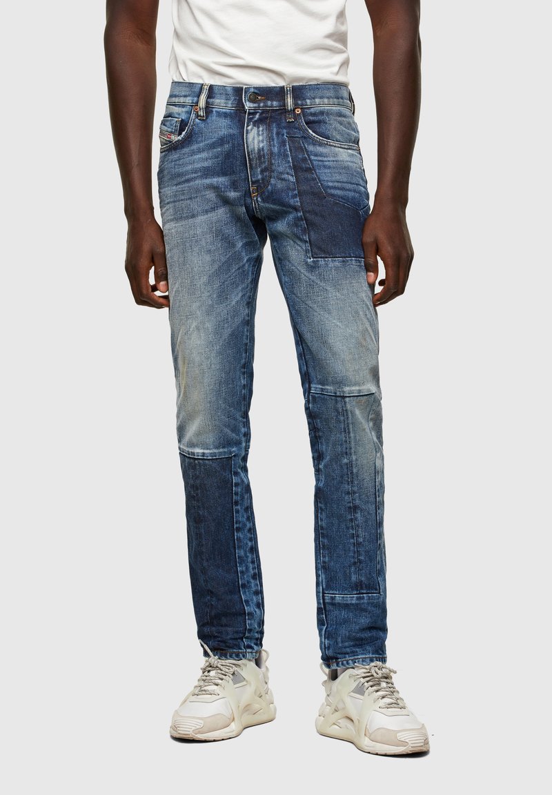 Jeans av denim i olika blå nyanser, med paneler, en åtsittande design, klassisk femficksstil och rak benmodell.