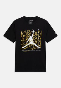 Svart bomull T-shirt med en vit silhuettgrafik av en basketspelare, med gul och vit text som läser "JORDAN" och "T3."