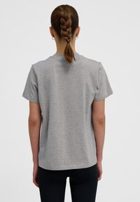 Grå crew-neck t-shirt lavet af blødt bomuld. Korte ærmer og en afslappet pasform. Minimalistisk design uden synlige logoer eller grafik.