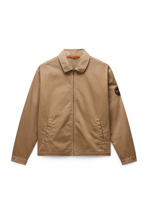 Svetlo rjava jakna iz gladkega blaga z zadrgo spredaj, zašiljenim ovratnikom, dvema stranskima žepoma in okroglim našitkom na levi rokavu.