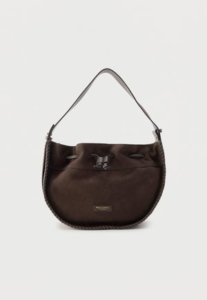 Sac à bandoulière en daim marron foncé avec sangle réglable, fermeture par cordon et petite étiquette de marque au centre devant.