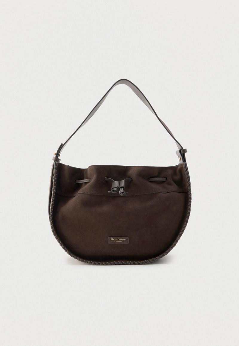 Σκούρα καφέ τσάντα ώμου από σουέντ με ρυθμιζόμενο ιμάντα, κλείσιμο με κορδόνι και μικρή ετικέτα μάρκας στο μπροστινό κέντρο.