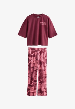 Personne portant un t-shirt bordeaux avec des illustrations roses de café et de pâtisseries et le texte "Mornings brewed to perfection" dans le dos.