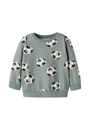 Grønligt-grå børnesweatshirt med sorte og hvide fodboldmønstre spredt ud over front og ærmer, ribstrikkede ærmegab og kant.