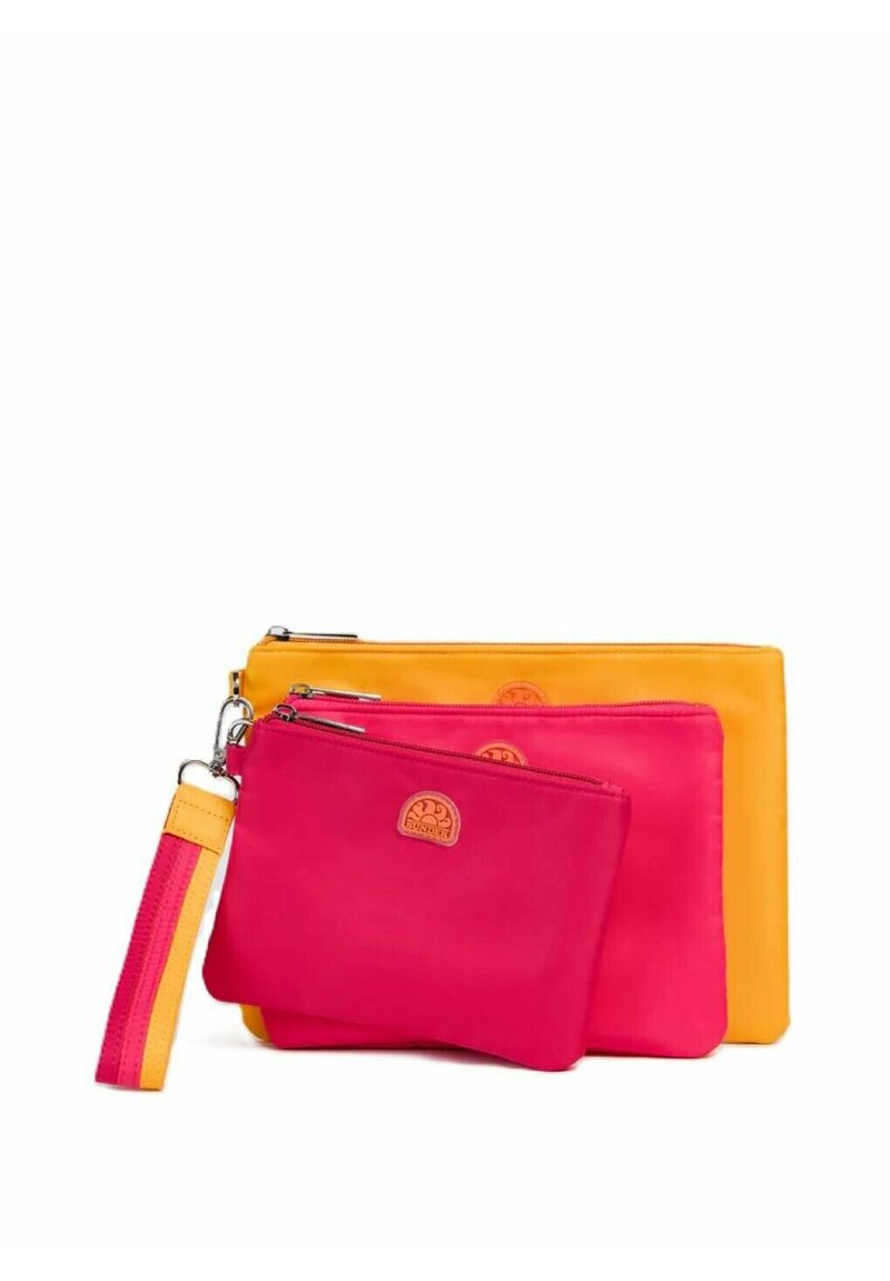 Tre pochette con zip in rosa, arancione e giallo. Realizzate in tessuto morbido, presentano una toppa con logo stampata e una tracolla staccabile.