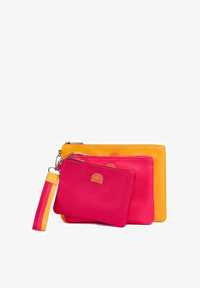 Tre pochette con zip in rosa, arancione e giallo. Realizzate in tessuto morbido, presentano una toppa con logo stampata e una tracolla staccabile.