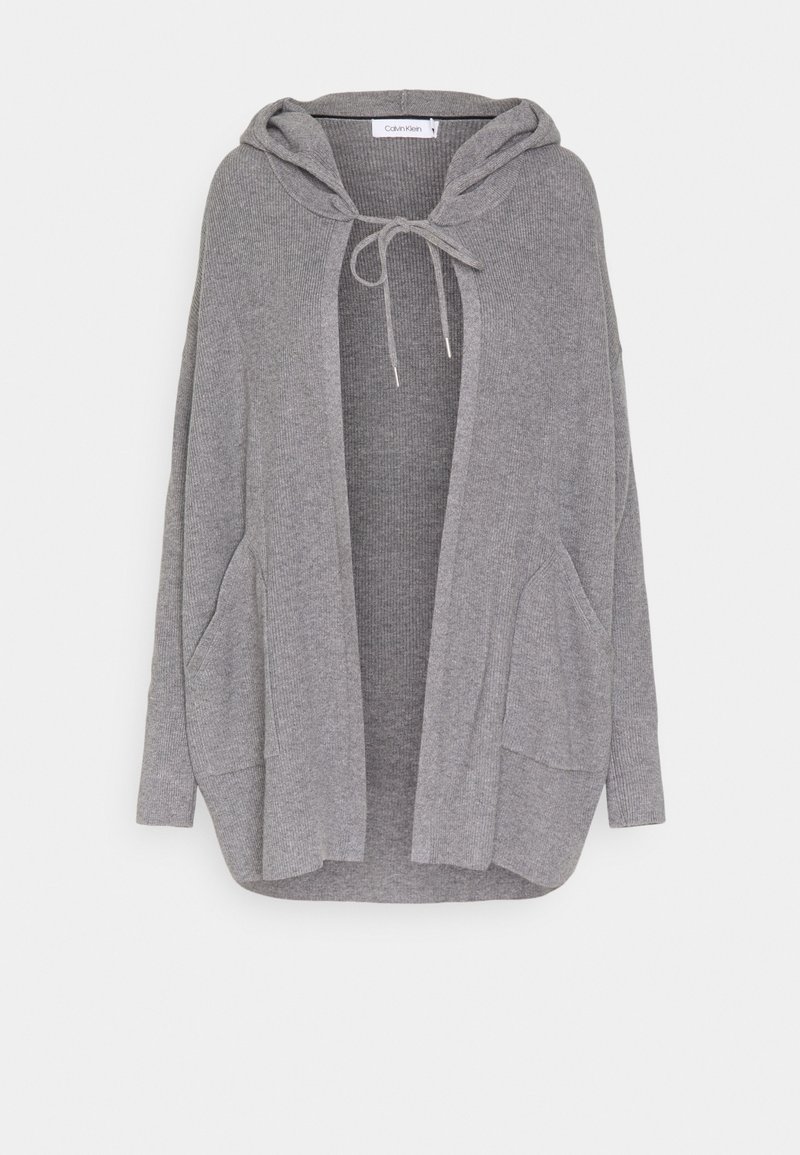 Cardigan à capuche en maille gris clair avec poches avant, ouverture sur le devant et cordon de serrage au cou, présenté sur fond blanc.