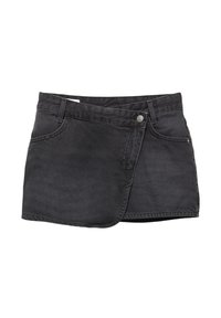 Svart denim mini kjol med omlott-design, framfickor och knappknäppning. Slät textur och enkla sömnadsdetaljer.