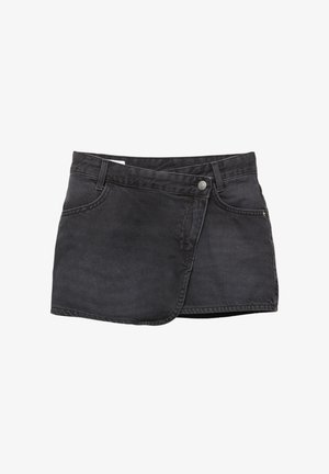 Čierna džínsová mini sukňa, má obvodový dizajn, predné vrecká a zapínanie na gombík. Hladká textúra a jednoduché detaily šitia.