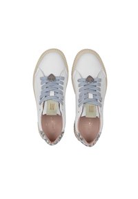 Sneakers in pelle bianca con lacci azzurri chiari, suole in gomma beige e un dettaglio in stampa leopardata sul tallone. Logo dorato sulla linguetta.