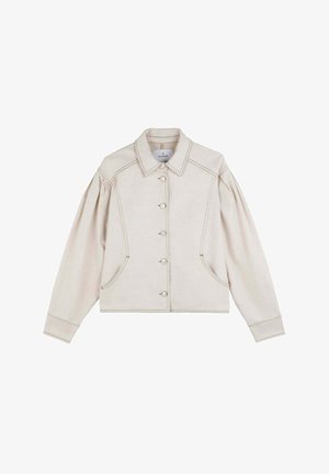 Giacca cropped beige con chiusura a bottoni, due tasche laterali e maniche a sbuffo. Presenta cuciture a contrasto e un colletto a punta.
