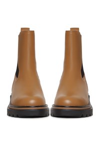 Paire de bottines Chelsea en cuir beige avec panneaux latéraux élastiques noirs et semelles épaisses en caoutchouc noir, vues de face.